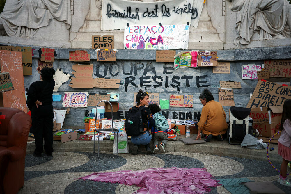 Građani u protestnom kampu na trgu Rosio u Lisabonu, u Portugalu, protestuju zbog stambene krize i visokih troškova života, 19. oktobra 2026. godine.