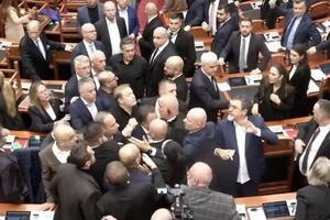 CNA: Tenzije i žestoki fizički sukobi u parlamentu Albanije,...