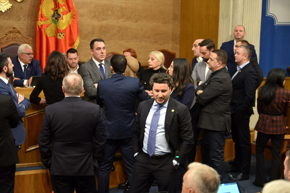 Vlast i opozicija teško dolaze do dogovora: detalj s opozicione blokade parlamenta iz 2024., Foto: Boris Pejović