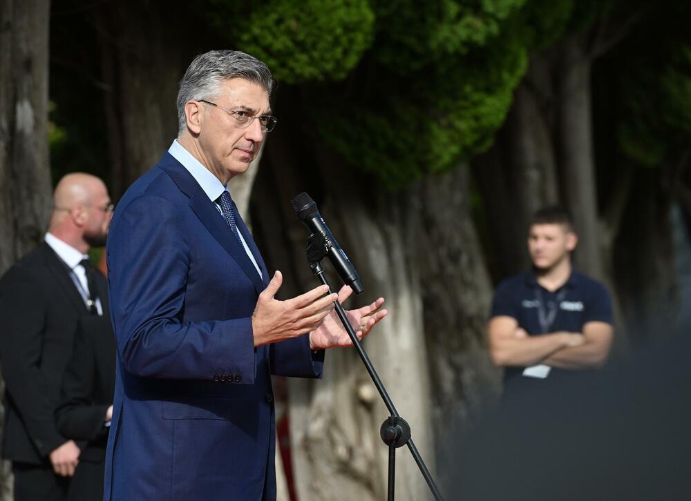 <p>Crna Gora je danas bila domaćin Samita lidera Berlinskog procesa. U Miločeru su se okupili lideri Zapadnog Balkana, predstavnici država Evropske unije i međunarodnih organizacija.</p>  <p>Pogledajte fotografije koje je zabilježio foto reporter "Vijesti" Risto Božović.</p>