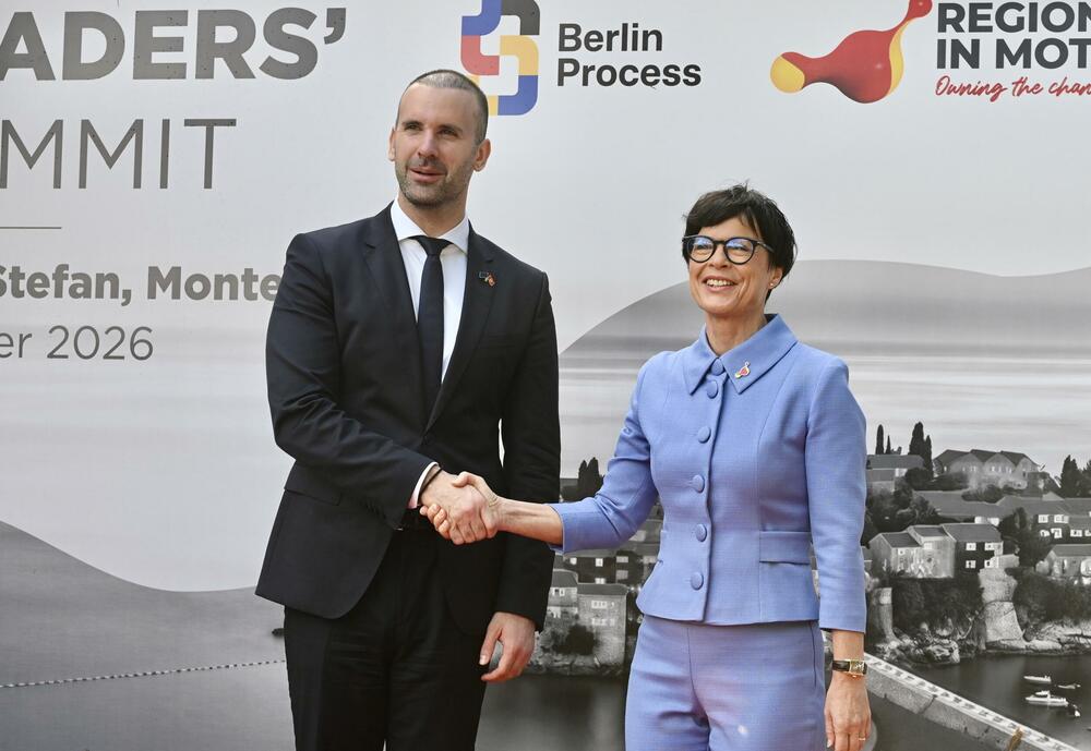 <p>Crna Gora je danas bila domaćin Samita lidera Berlinskog procesa. U Miločeru su se okupili lideri Zapadnog Balkana, predstavnici država Evropske unije i međunarodnih organizacija.</p>  <p>Pogledajte fotografije koje je zabilježio foto reporter "Vijesti" Risto Božović.</p>