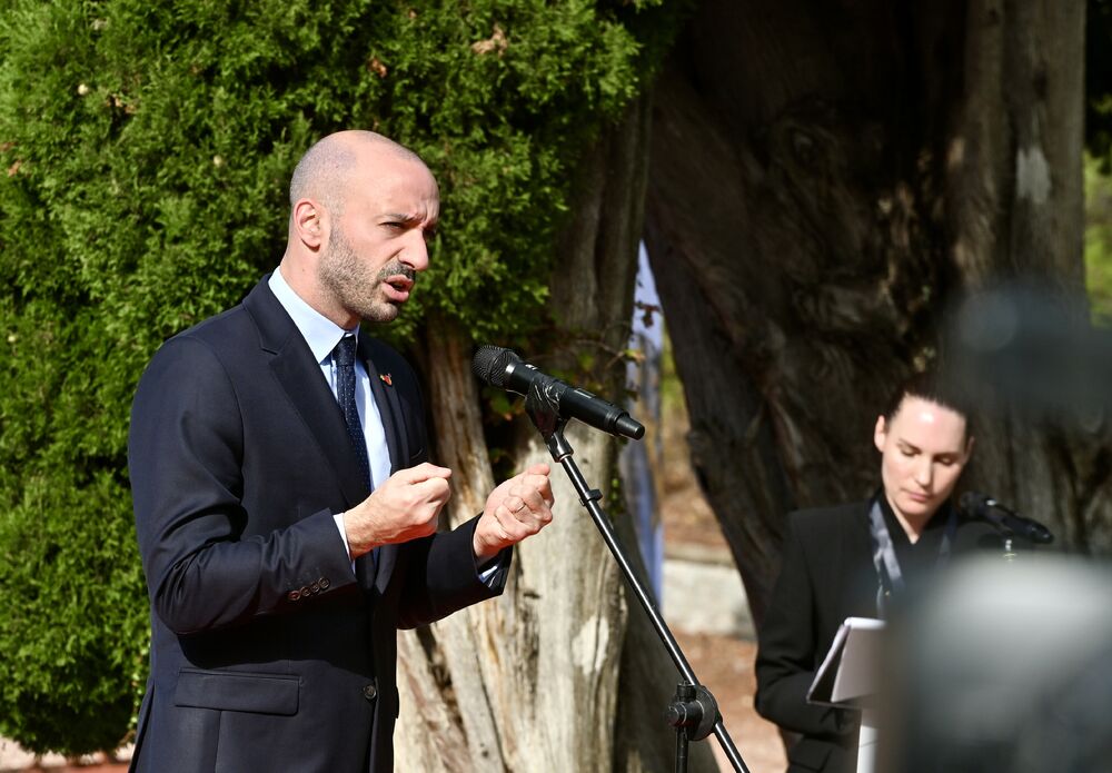 <p>Crna Gora je danas bila domaćin Samita lidera Berlinskog procesa. U Miločeru su se okupili lideri Zapadnog Balkana, predstavnici država Evropske unije i međunarodnih organizacija.</p>  <p>Pogledajte fotografije koje je zabilježio foto reporter "Vijesti" Risto Božović.</p>