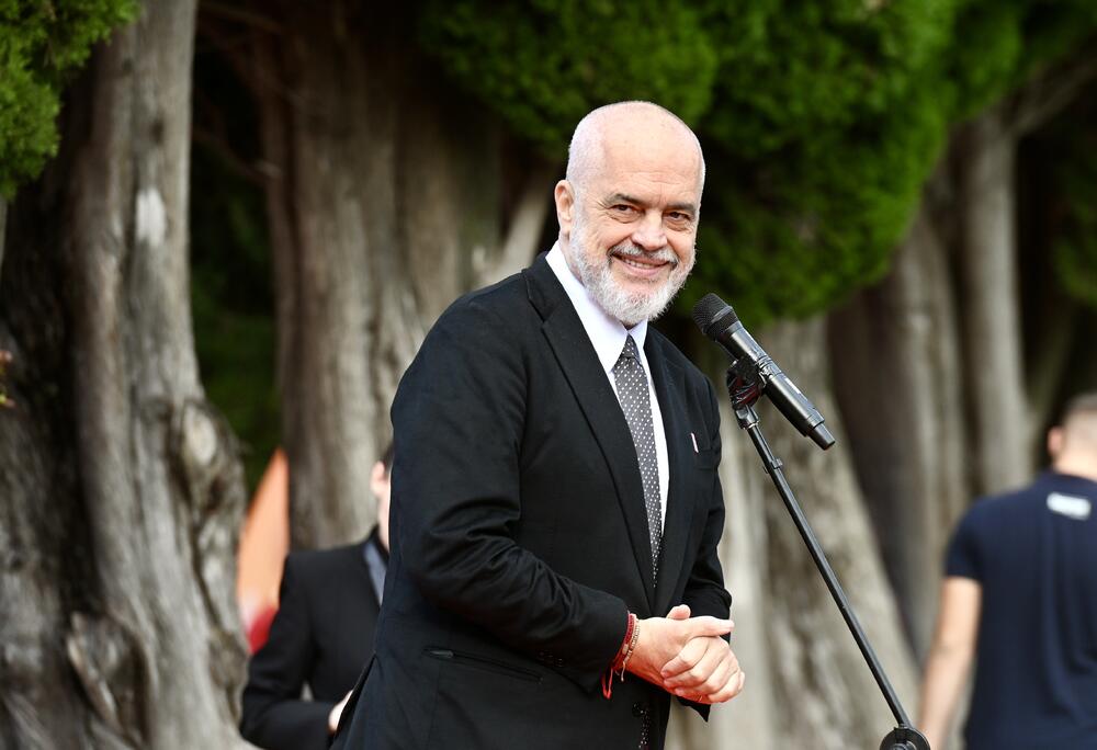 <p>Crna Gora je danas bila domaćin Samita lidera Berlinskog procesa. U Miločeru su se okupili lideri Zapadnog Balkana, predstavnici država Evropske unije i međunarodnih organizacija.</p>  <p>Pogledajte fotografije koje je zabilježio foto reporter "Vijesti" Risto Božović.</p>