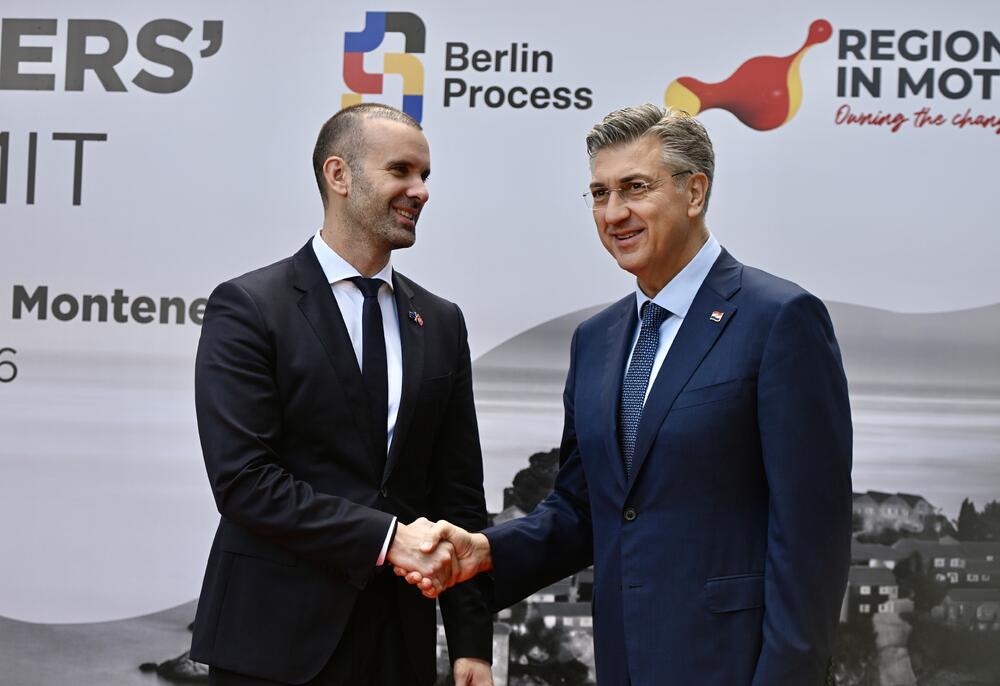 <p>Crna Gora je danas bila domaćin Samita lidera Berlinskog procesa. U Miločeru su se okupili lideri Zapadnog Balkana, predstavnici država Evropske unije i međunarodnih organizacija.</p>  <p>Pogledajte fotografije koje je zabilježio foto reporter "Vijesti" Risto Božović.</p>