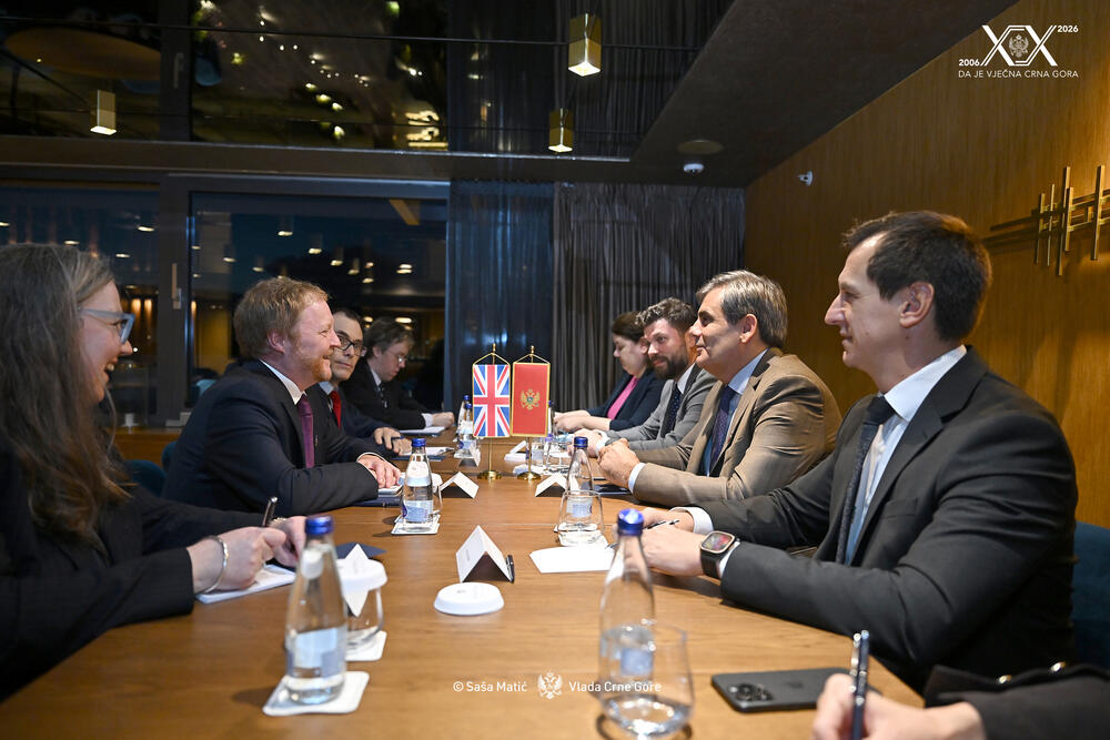 <p>Ministar vanjskih poslova Ervin Ibrahimović je, na marginama Samita lidera Berlinskog procesa na Svetom Stefanu, odvojeno razgovarao sa potpredsjednikom Vlade Bugarske Atanasom Pekanovim i parlamentarnim državnim podsekretarom u britanskom Ministarstvu vanjskih poslova, Komonvelta i razvoja, lordom Vudom od Enfilda</p>