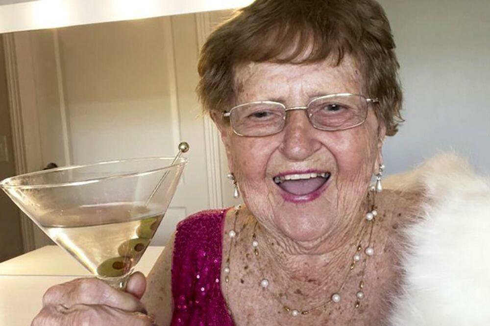 Baka Dronijak, koja ima 96 godina, plaća troškove života u domu za stare novcem koji zaradi od ugovora sa brendovima na društvenim mrežama, Foto: Grandma Droniak