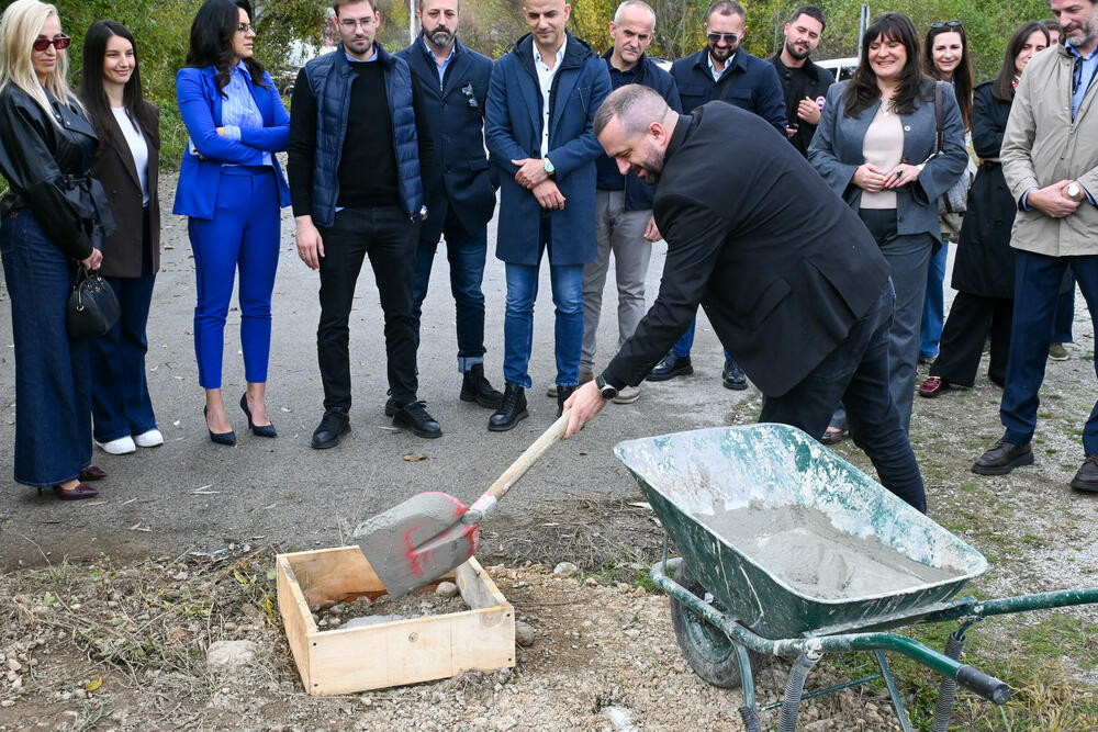 <p>Projekat je jedan od projekata iz kapitalnog budžeta Opštine Berane vrijednog 53 miliona eura, a realizuje se u saradnji Opštine Berane i Ministarstva poljoprivrede, šumarstva i vodoprivrede</p>