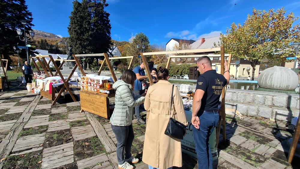 <p>Sajam organizuju Turistička organizacija i Opština Kolašin, a izložbeni i prodajni dio prati muzički program</p>