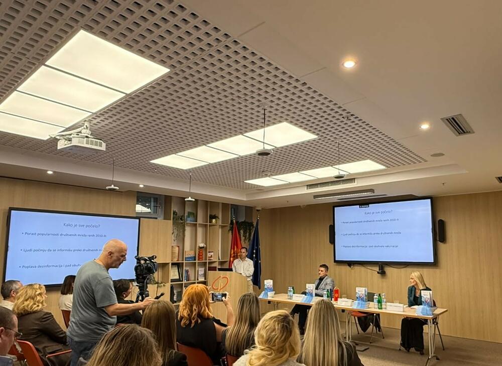 <p>U Institutu za ljekove i medicinska sredstva Crne Gore (CInMED) održana promocija knjige "Mala škola vakcinacije za roditelje", autora dr Jovana Raičevića</p>