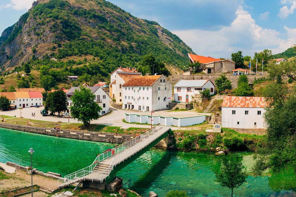 Vrijeme leti, glasačke kutije čekaju: detalj iz Šavnika, Foto: Shutterstock
