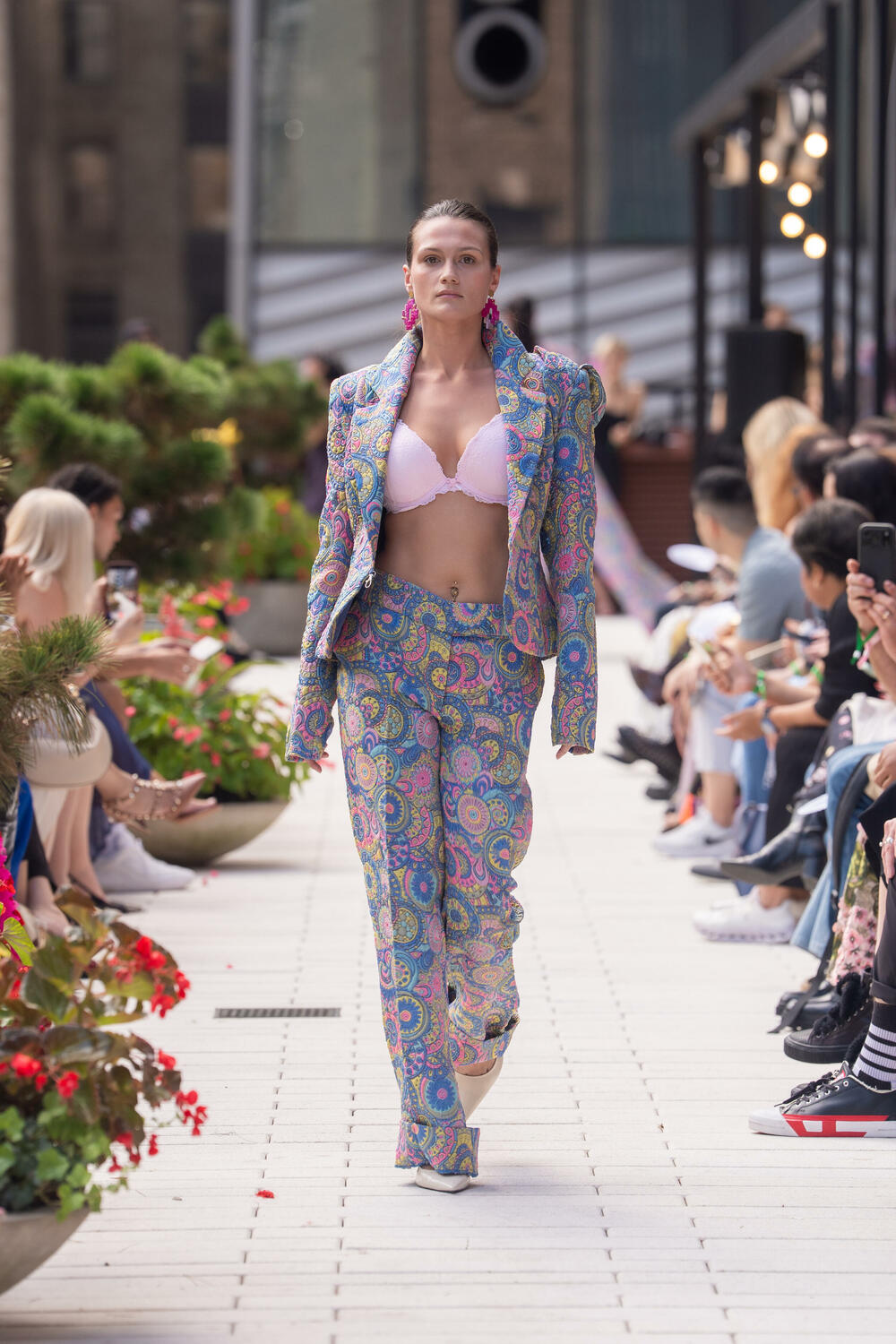 <p>Modna dizajnerka, Radojka Tepavac, za &ldquo;Vijesti&rdquo; prenosi utiske sa New York Fashion Week-a gdje je predstavila svoju kolekciju, a najavljuje i prikazivanje iste u dopunjenoj verziji na crnogorskoj Nedjelji mode</p>
