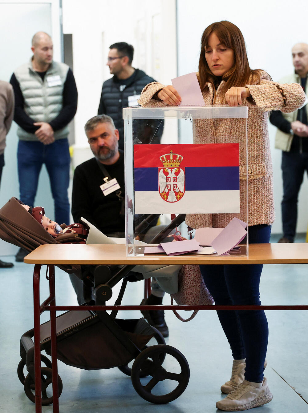 <p>Na izborima se takmiči 18 lista, biračka mjesta otvorena do 20 časova</p>