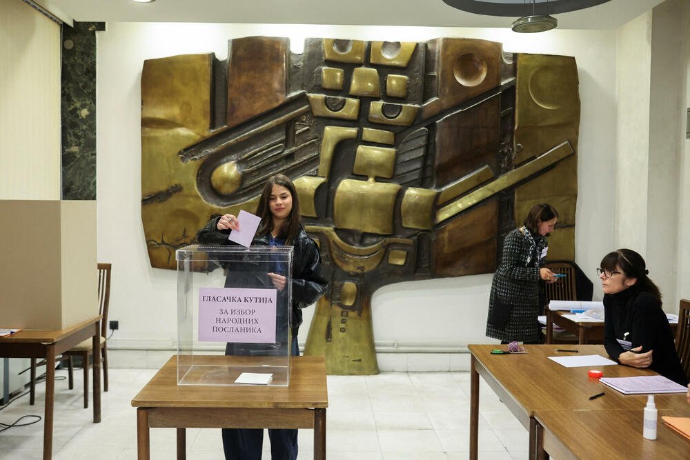 <p>Na izborima se takmiči 18 lista, biračka mjesta otvorena do 20 časova</p>