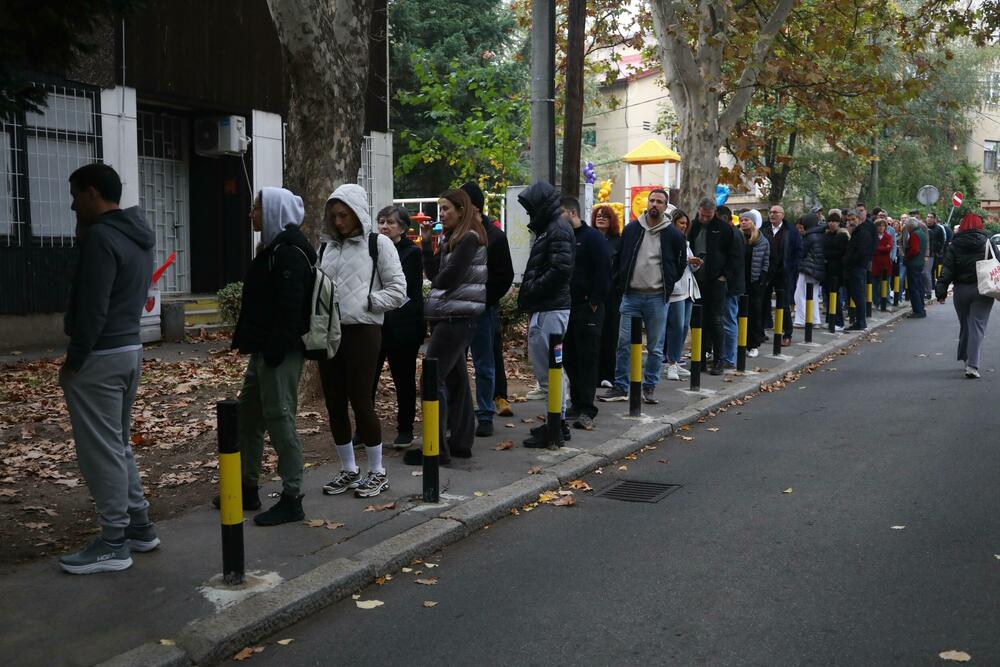 <p>Na izborima se takmiči 18 lista, biračka mjesta otvorena do 20 časova</p>