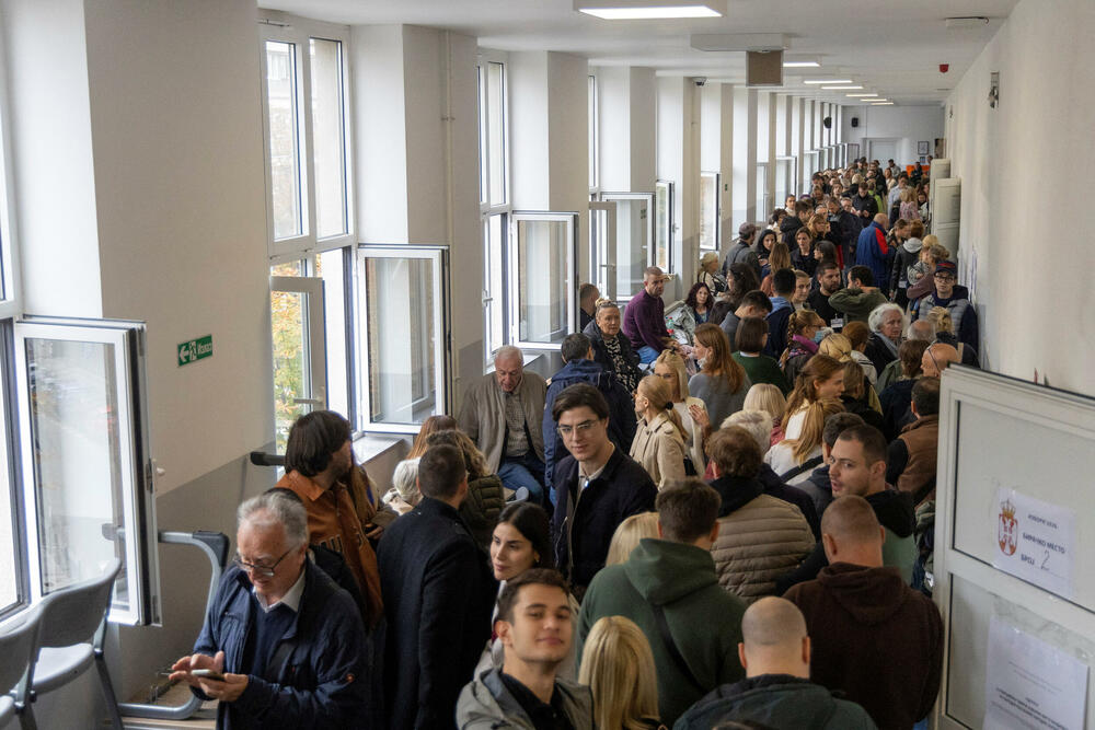 <p>Na izborima se takmiči 18 lista, biračka mjesta otvorena do 20 časova</p>