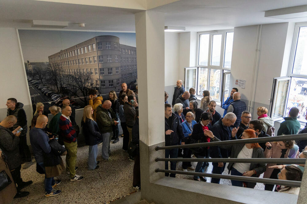 <p>Na izborima se takmiči 18 lista, biračka mjesta otvorena do 20 časova</p>