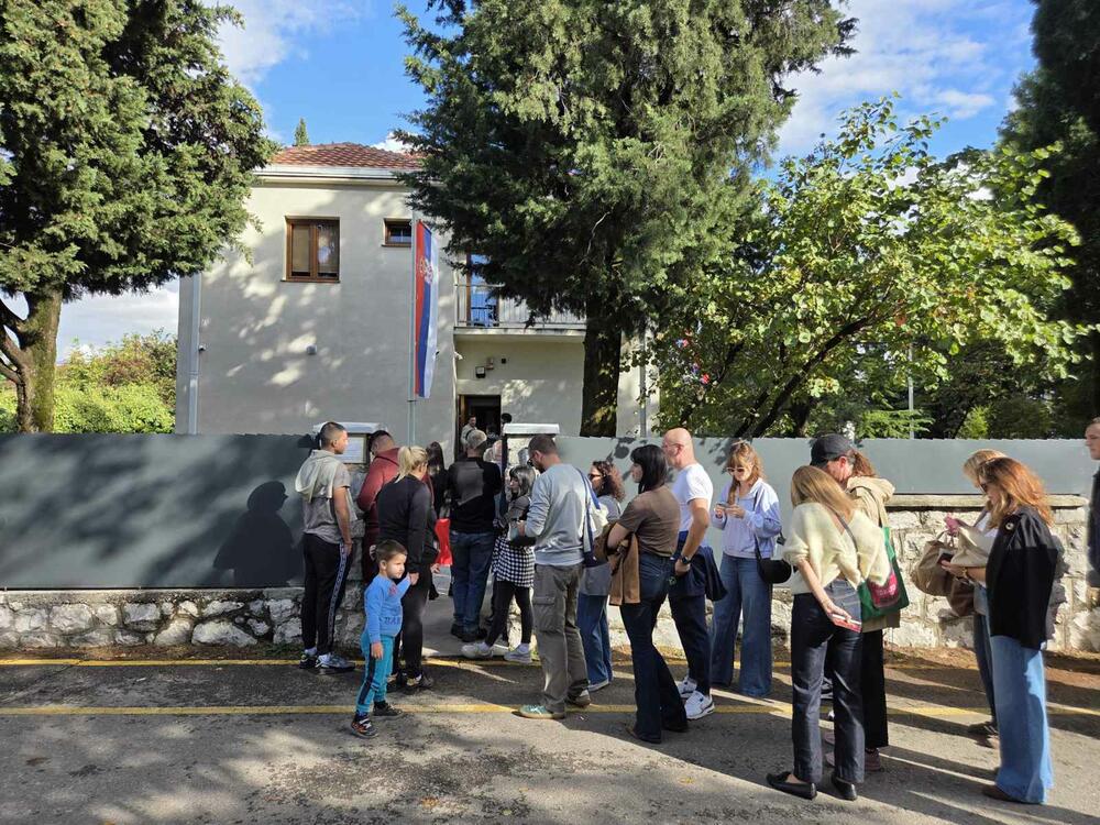 <p>Glasanje za izbor poslanika Narodne skupštine Srbije, osim u Podgorici, organizovano je i u Beranama i Sutomoru</p>