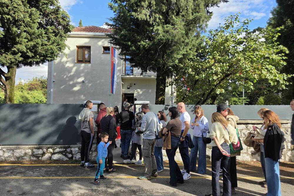 Red za glasanje danas ispred Ambasade Srbije u podgorici, Foto: Biljana Matijašević