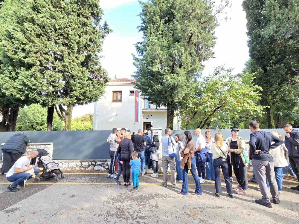<p>Glasanje za izbor poslanika Narodne skupštine Srbije, osim u Podgorici, organizovano je i u Beranama i Sutomoru</p>