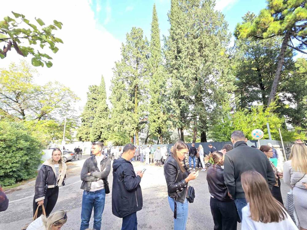 <p>Glasanje za izbor poslanika Narodne skupštine Srbije, osim u Podgorici, organizovano je i u Beranama i Sutomoru</p>