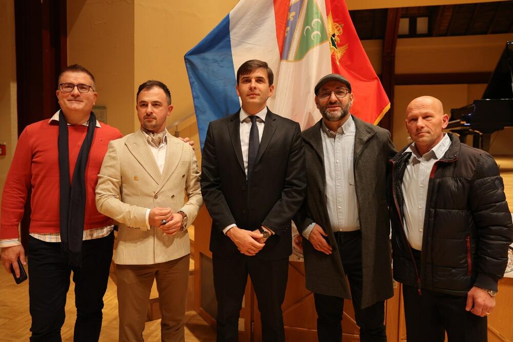 <p>Kako je saopšeno iz Ministarstva dijaspore, ministar Mirsad Azemović i državna sekretarka Dženana Kuč prisustvovali su manifestaciji &bdquo;Dani bošnjačke kulture u Luksemburgu&ldquo;, koju svake godine, skoro dvije decenije, organizuje Zavičajni klub &bdquo;Bihor&ldquo;.</p>
