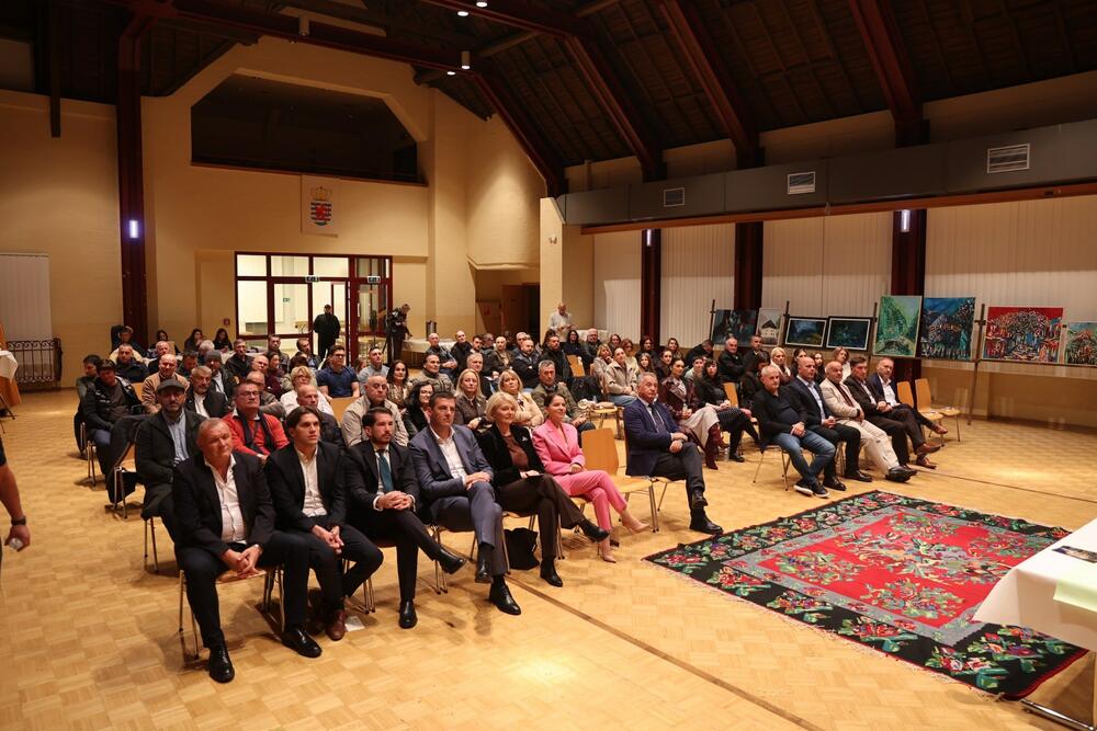 <p>Kako je saopšeno iz Ministarstva dijaspore, ministar Mirsad Azemović i državna sekretarka Dženana Kuč prisustvovali su manifestaciji &bdquo;Dani bošnjačke kulture u Luksemburgu&ldquo;, koju svake godine, skoro dvije decenije, organizuje Zavičajni klub &bdquo;Bihor&ldquo;.</p>