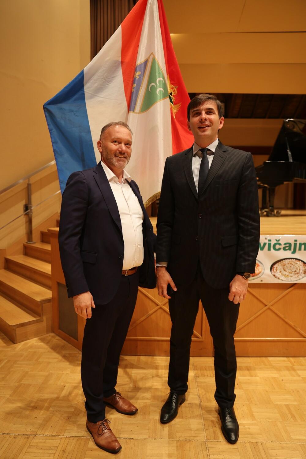 <p>Kako je saopšeno iz Ministarstva dijaspore, ministar Mirsad Azemović i državna sekretarka Dženana Kuč prisustvovali su manifestaciji &bdquo;Dani bošnjačke kulture u Luksemburgu&ldquo;, koju svake godine, skoro dvije decenije, organizuje Zavičajni klub &bdquo;Bihor&ldquo;.</p>