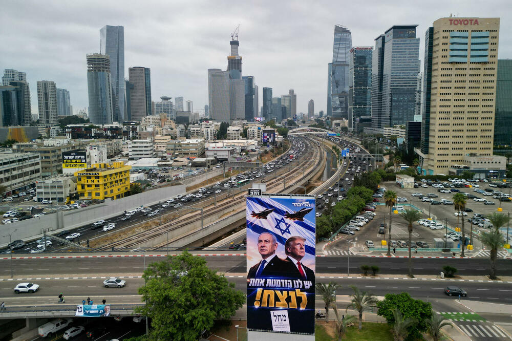 Predizborni plakat Likuda s Netanjahuom i Trampom u Tel Avivu, Foto: Reuters