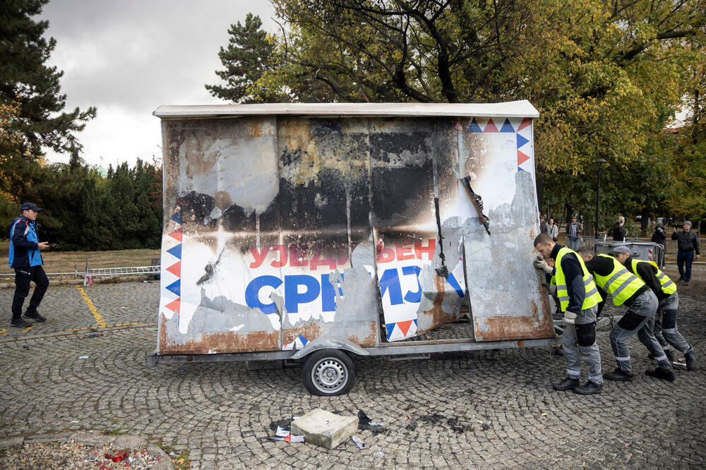 Radnici uklanjaju prikolicu sa spaljenim predizbornim plakatom Aleksandra Vučića iz Pionirskog parka u Beogradu, Foto: Rojters