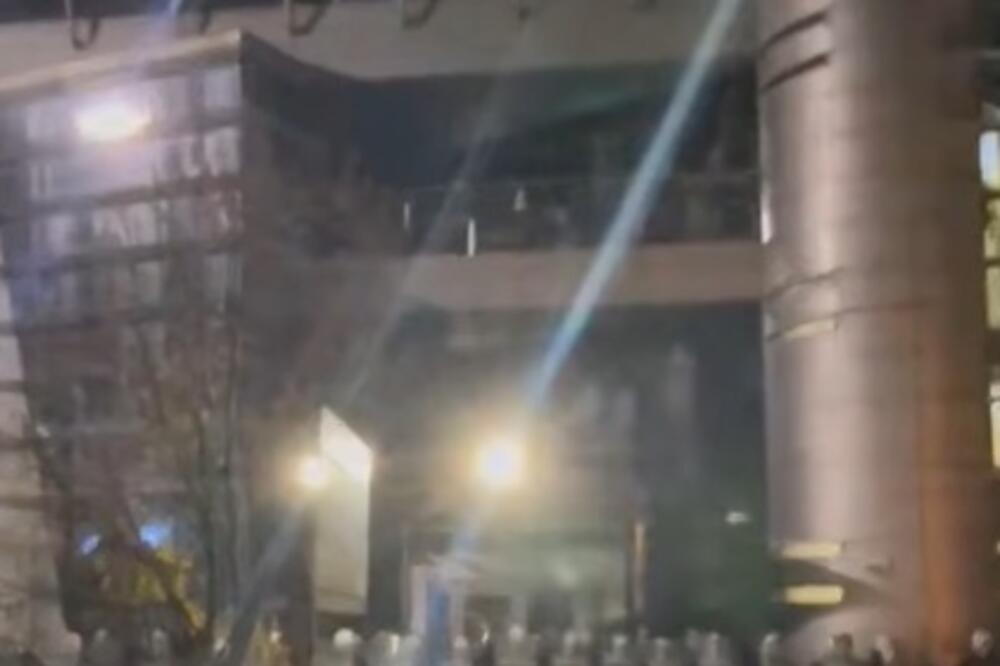 Detalj ispred televizije Pink, Foto: Screenshot/Youtube