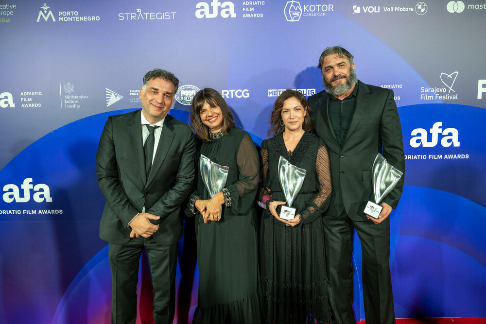 <p><em>Drugo izdanje Adriatic Film & TV Awards (AFA) svečano je otvoreno 23. oktobra na Žičari Kotor&ndash;Lovćen, koja je ugostila nominovane glumce, reditelje, producente, organizatore i partnere iz cijelog regiona. Kao jedan od sponzora i domaćin otvaranja, Kotor Cable Car podržao je događaj koji je nastavljen svečanom dodjelom nagrada u Porto Montenegru u Tivtu.</em></p>