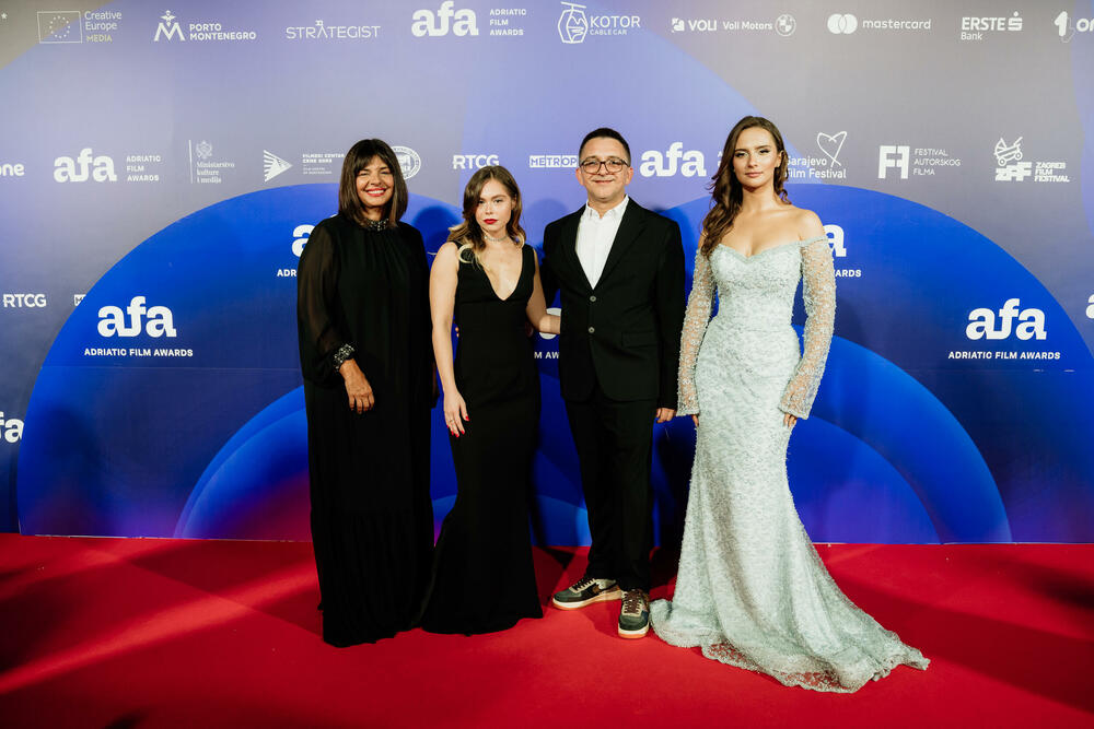 <p><em>Drugo izdanje Adriatic Film & TV Awards (AFA) svečano je otvoreno 23. oktobra na Žičari Kotor&ndash;Lovćen, koja je ugostila nominovane glumce, reditelje, producente, organizatore i partnere iz cijelog regiona. Kao jedan od sponzora i domaćin otvaranja, Kotor Cable Car podržao je događaj koji je nastavljen svečanom dodjelom nagrada u Porto Montenegru u Tivtu.</em></p>