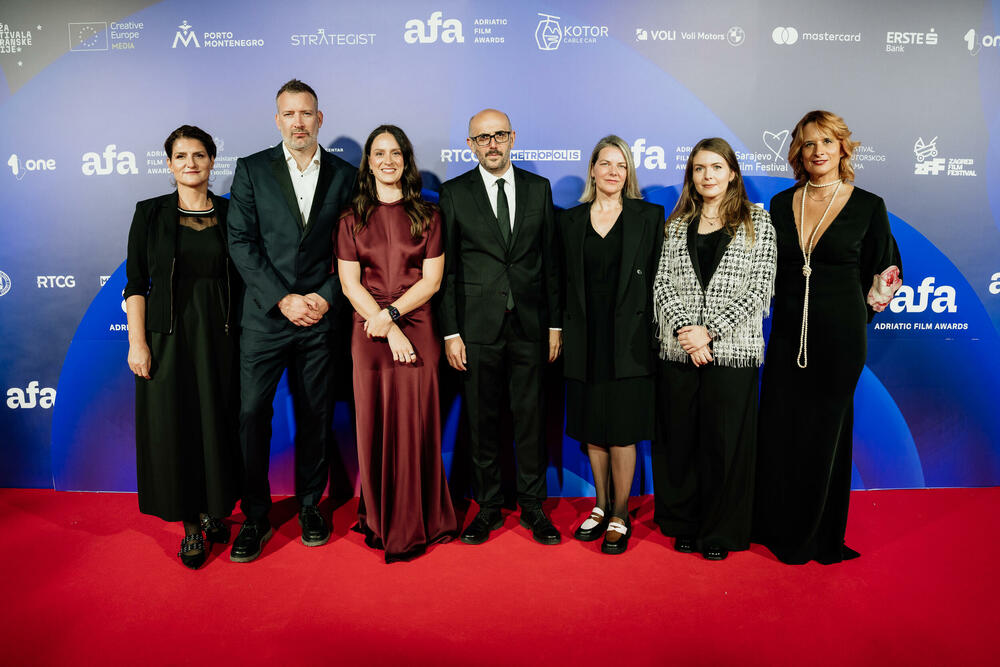 <p><em>Drugo izdanje Adriatic Film & TV Awards (AFA) svečano je otvoreno 23. oktobra na Žičari Kotor&ndash;Lovćen, koja je ugostila nominovane glumce, reditelje, producente, organizatore i partnere iz cijelog regiona. Kao jedan od sponzora i domaćin otvaranja, Kotor Cable Car podržao je događaj koji je nastavljen svečanom dodjelom nagrada u Porto Montenegru u Tivtu.</em></p>