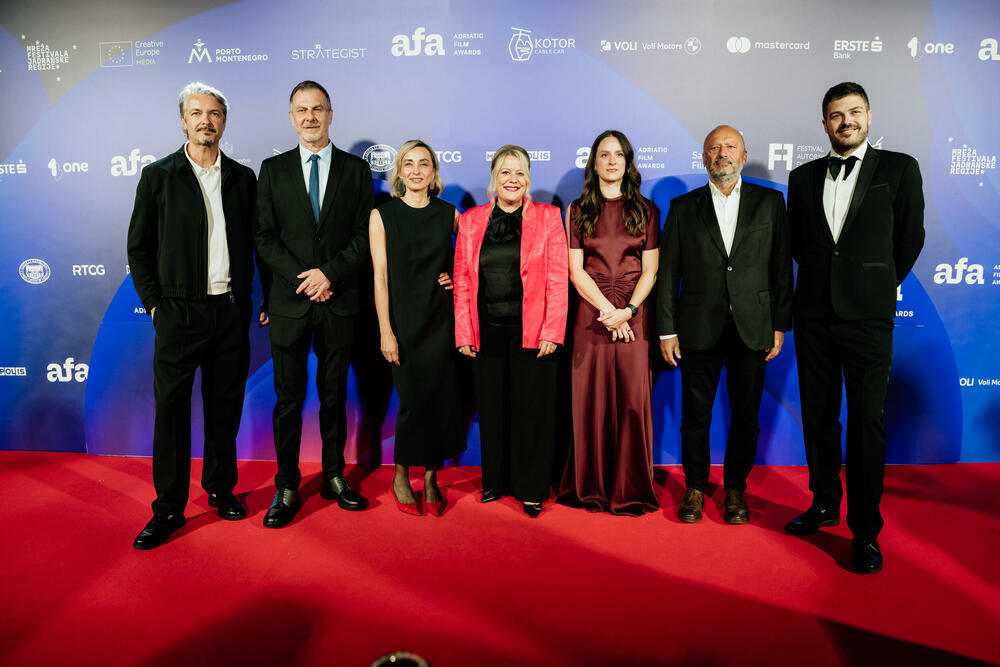 <p><em>Drugo izdanje Adriatic Film & TV Awards (AFA) svečano je otvoreno 23. oktobra na Žičari Kotor&ndash;Lovćen, koja je ugostila nominovane glumce, reditelje, producente, organizatore i partnere iz cijelog regiona. Kao jedan od sponzora i domaćin otvaranja, Kotor Cable Car podržao je događaj koji je nastavljen svečanom dodjelom nagrada u Porto Montenegru u Tivtu.</em></p>