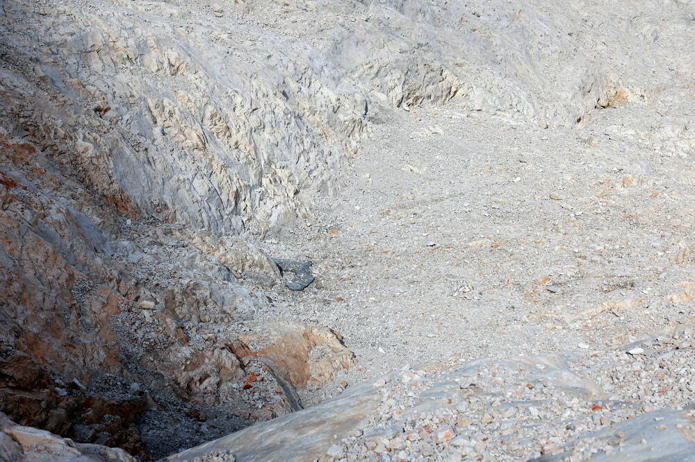 Posljednji ostatak glečerskog leda na Triglavu, najvišoj planini u Sloveniji, 2. oktobra 2026. godine, Foto: Reuters