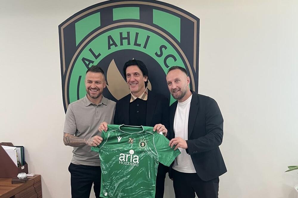 Jovović sa saradnicima, Jovanovićem i Igumanovićem, Foto: Al Ahli