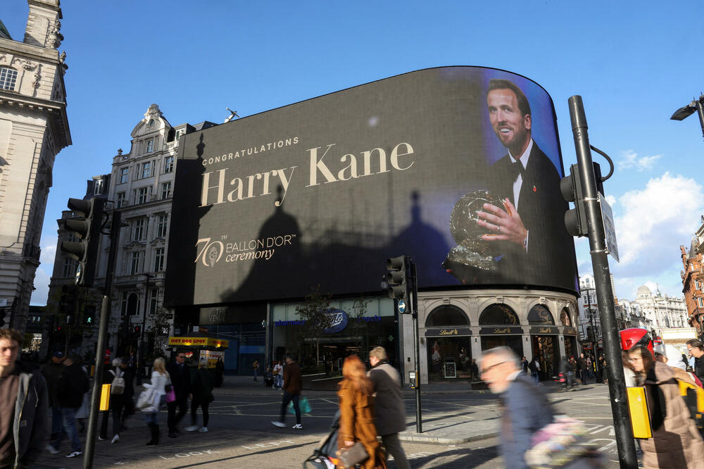 Bilbord na trgu Pikadili u Londonu, Foto: Reuters