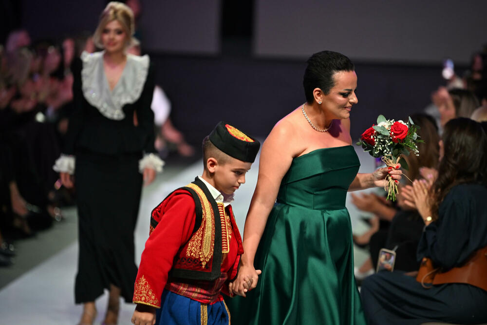 <p>Kolecije su prikazali brend XYZ, Tian Style, Nurban Natalije Urbanove, Akicas Aleksandre Stamenić, Radojka Tepavac, ali i studenti UDG-a sa smjera Modni dizajn - Elena Roganović i Marija Radunović</p>