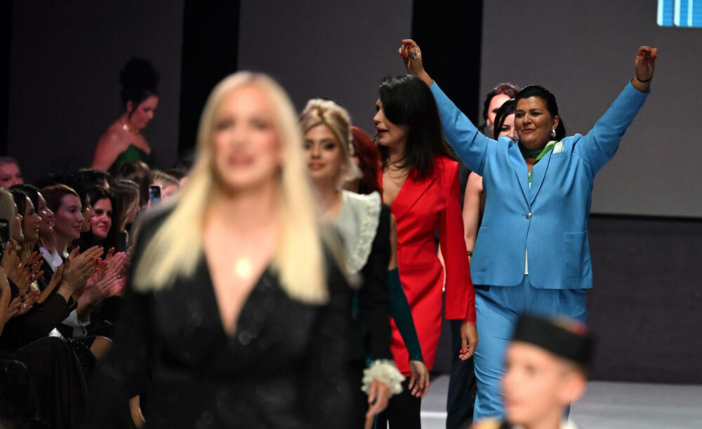 <p>Kolecije su prikazali brend XYZ, Tian Style, Nurban Natalije Urbanove, Akicas Aleksandre Stamenić, Radojka Tepavac, ali i studenti UDG-a sa smjera Modni dizajn - Elena Roganović i Marija Radunović</p>
