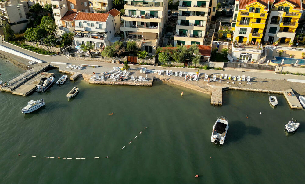 <p>Iz Opštine Tivat su kazali da se šetalište sada proteže od gradske luke Kalimanj, duž plaže Belani, te da se obalom nastavlja sve do granice sa kompleksom Župa, čime je, kako piše u saopštenju, unaprijeđena povezanost ovog dijela grada i otvorena mogućnost za dalje uređenje tivatske obale</p>