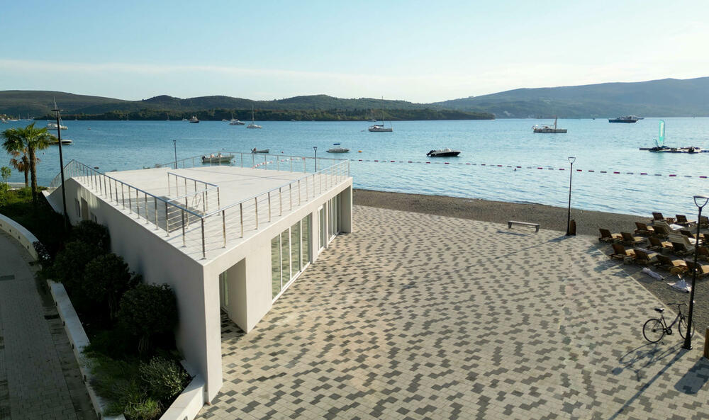 <p>Iz Opštine Tivat su kazali da se šetalište sada proteže od gradske luke Kalimanj, duž plaže Belani, te da se obalom nastavlja sve do granice sa kompleksom Župa, čime je, kako piše u saopštenju, unaprijeđena povezanost ovog dijela grada i otvorena mogućnost za dalje uređenje tivatske obale</p>