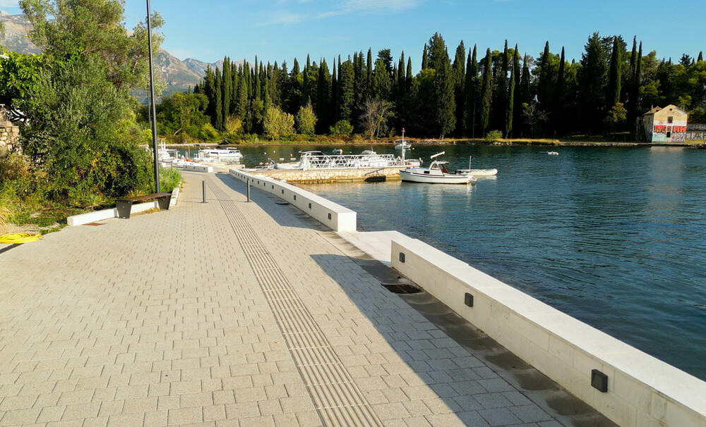 <p>Iz Opštine Tivat su kazali da se šetalište sada proteže od gradske luke Kalimanj, duž plaže Belani, te da se obalom nastavlja sve do granice sa kompleksom Župa, čime je, kako piše u saopštenju, unaprijeđena povezanost ovog dijela grada i otvorena mogućnost za dalje uređenje tivatske obale</p>