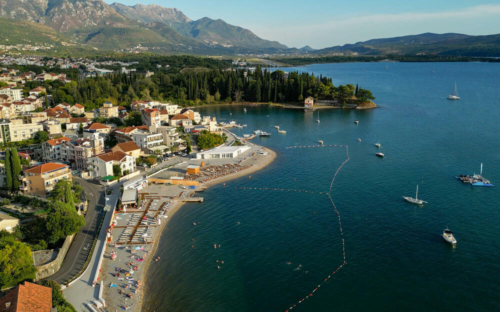 <p>Iz Opštine Tivat su kazali da se šetalište sada proteže od gradske luke Kalimanj, duž plaže Belani, te da se obalom nastavlja sve do granice sa kompleksom Župa, čime je, kako piše u saopštenju, unaprijeđena povezanost ovog dijela grada i otvorena mogućnost za dalje uređenje tivatske obale</p>