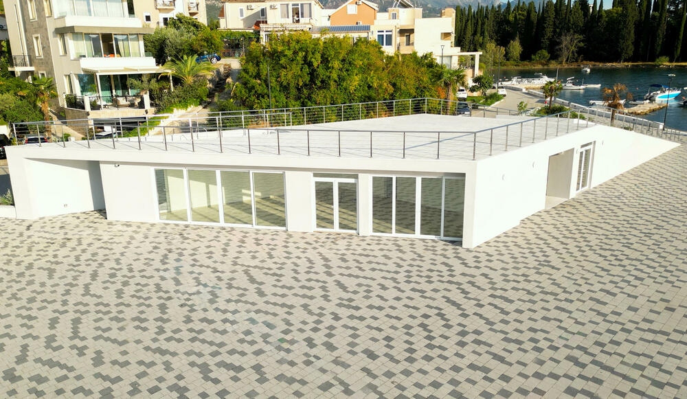 <p>Iz Opštine Tivat su kazali da se šetalište sada proteže od gradske luke Kalimanj, duž plaže Belani, te da se obalom nastavlja sve do granice sa kompleksom Župa, čime je, kako piše u saopštenju, unaprijeđena povezanost ovog dijela grada i otvorena mogućnost za dalje uređenje tivatske obale</p>
