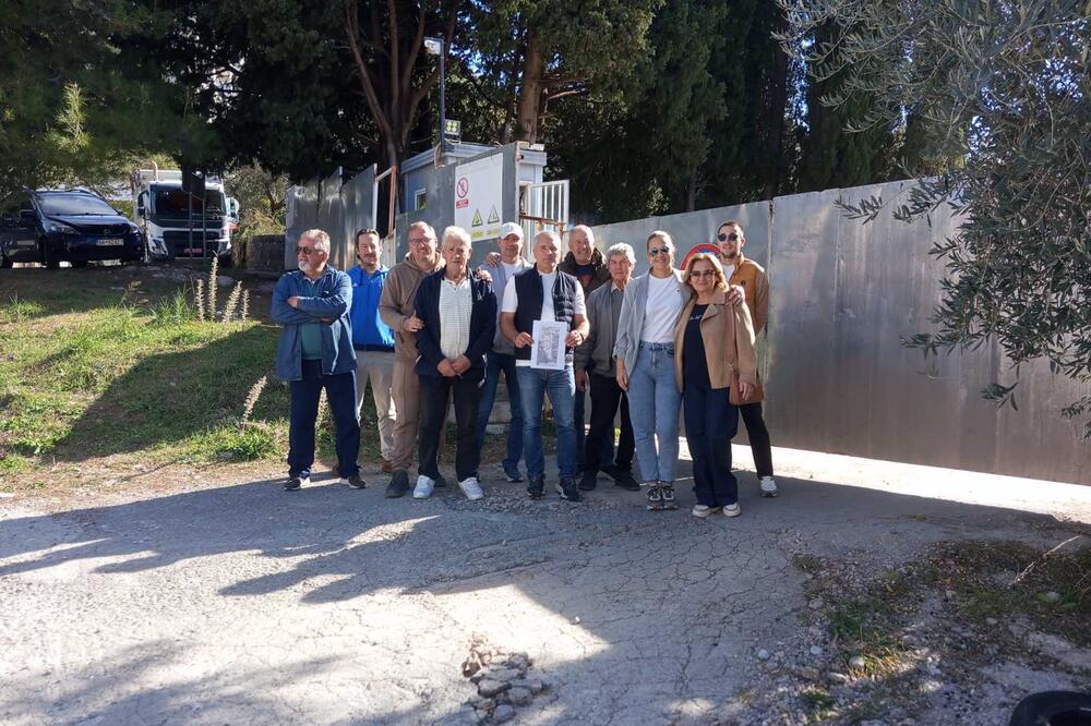 Grupa mještana Svetog Stefana i Pržna, Foto: Vuk Lajović