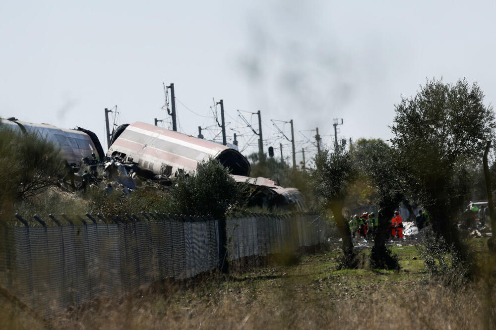 Poginule najmanje 64 osobe: Sa mjesta nesreće, Foto: Reuters