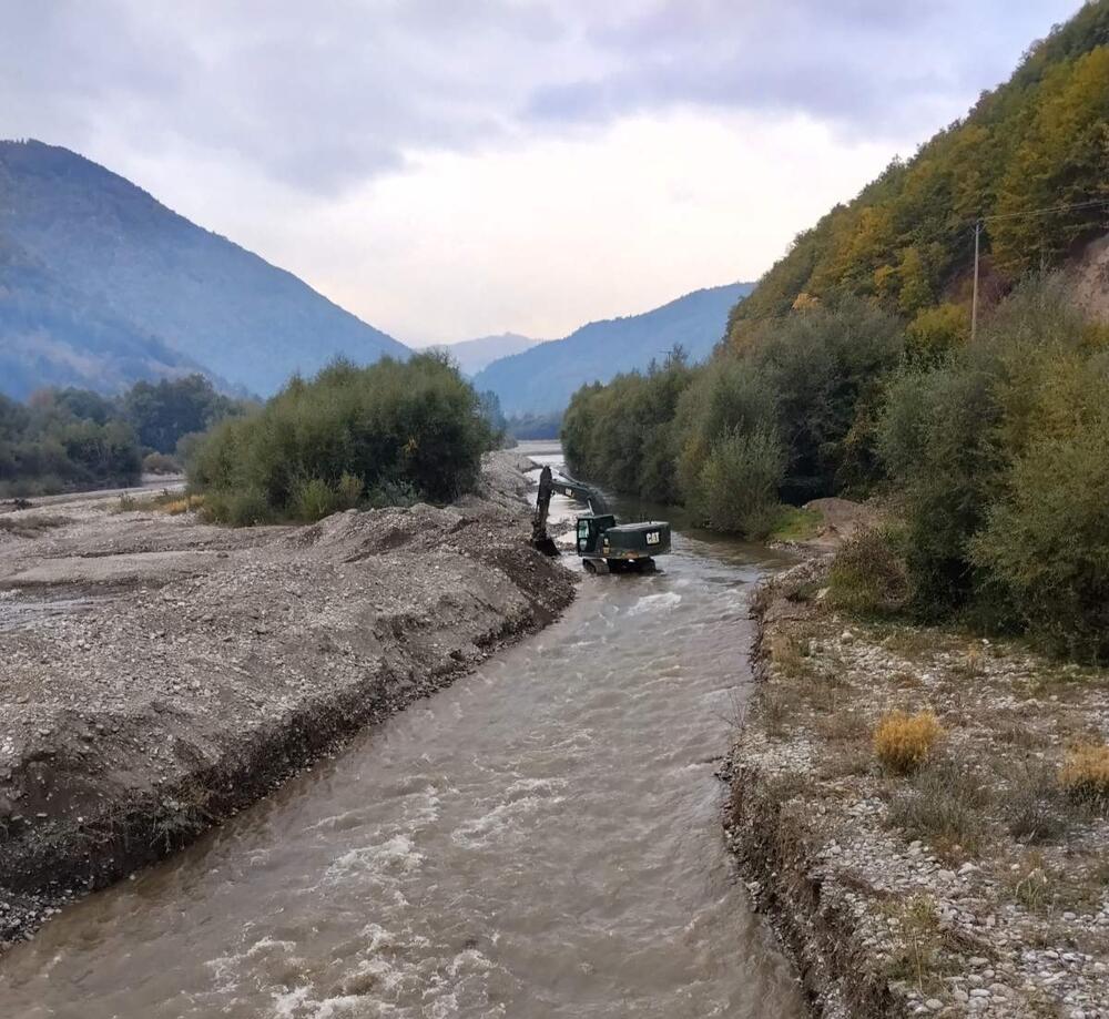<p>Pripadnici Vojske još jednom potvrđuju da su spremni da svojim znanjem, iskustvom, opremom i specijalizovanim sredstvima pruže podršku građanima onda kada je to potrebno, rekao je ministar odbrane</p>