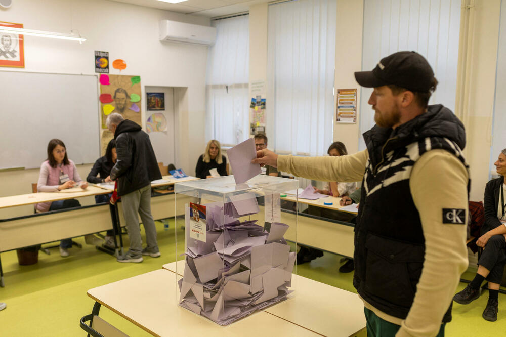 Sa jednog od birališta 25. oktobra, Foto: Reuters