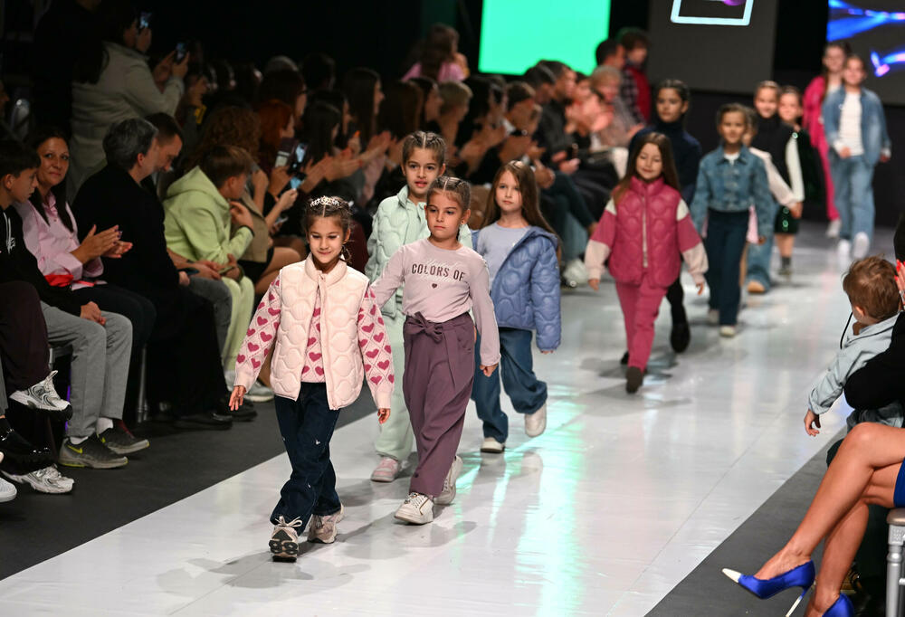 <p>Treće revijalno veče crnogorske Nedjelje mode pod nazivom Drogerija Dama Fashion Night, održaće se sjutra (29. oktobar), a donijeće revije Milene Đukanović, italijanskog modnog brenda Replay, JelMar - Jelene Marunović, Arhum Design Anje Radović, Montana Montenegro Fashion Brand-a, kao i italijanskog dizajnera visoke mode Pietra Demita - Diamond Couture</p>