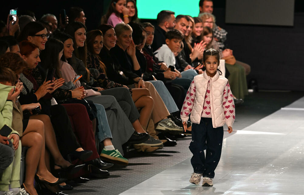 <p>Treće revijalno veče crnogorske Nedjelje mode pod nazivom Drogerija Dama Fashion Night, održaće se sjutra (29. oktobar), a donijeće revije Milene Đukanović, italijanskog modnog brenda Replay, JelMar - Jelene Marunović, Arhum Design Anje Radović, Montana Montenegro Fashion Brand-a, kao i italijanskog dizajnera visoke mode Pietra Demita - Diamond Couture</p>